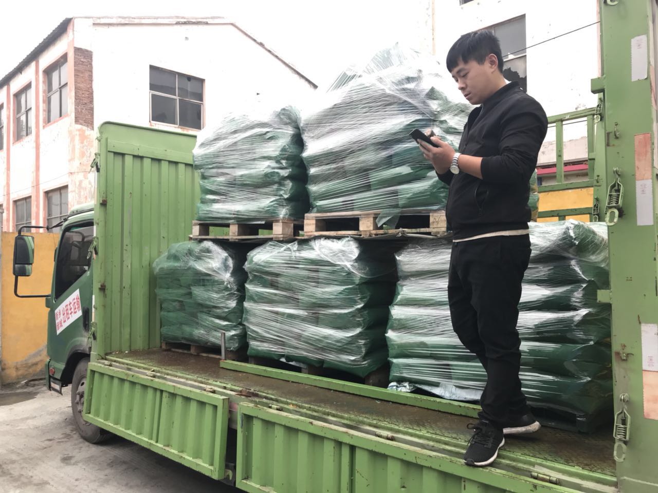 彩色瀝青顏料整車(chē)待發(fā)